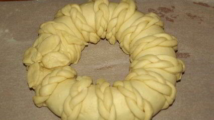 сдобный рулет с персиково-манговым джемом