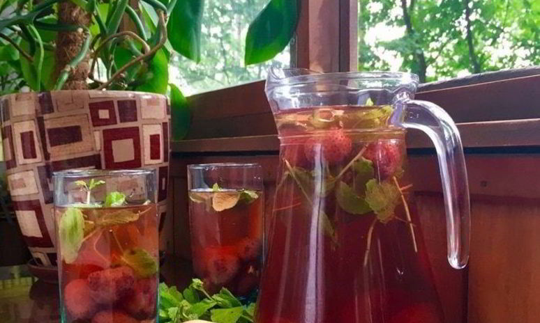 Рецепт клубничного компота с мятой