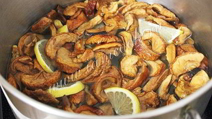 компот из сушеных яблок с тимьяном