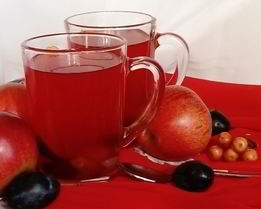 Компот из свежих яблок, слив и клюквы