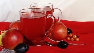 Компот из свежих яблок, слив и клюквы