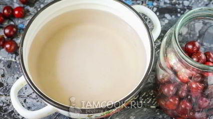 компот из вишни с косточками на зиму