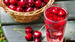 Компот из вишни с косточками