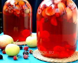 Компот из яблок, абрикосов и ягод на зиму