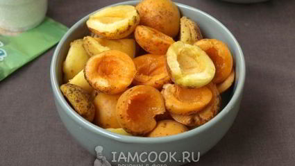 компот из яблок, абрикосов и ягод на зиму