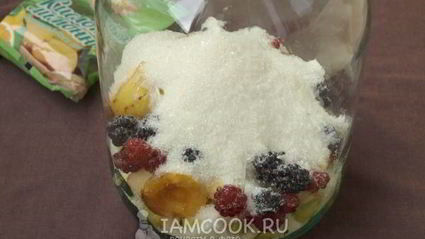 компот из яблок, абрикосов и ягод на зиму