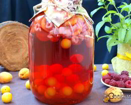 Компот с абрикосами, малиной и алычой на зиму