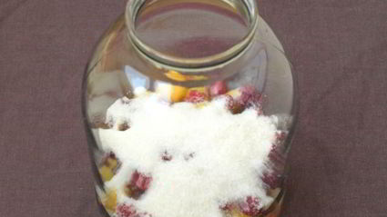 компот с абрикосами, малиной и алычой на зиму