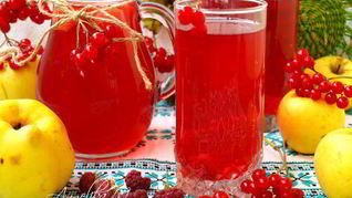 Компот с яблоками, малиной, калиной и айвой