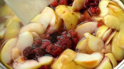 компот с яблоками, малиной, калиной и айвой