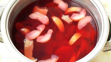 компот с яблоками, малиной, калиной и айвой