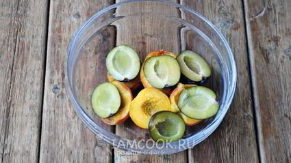 компот с яблоками, сливами и персиками на зиму