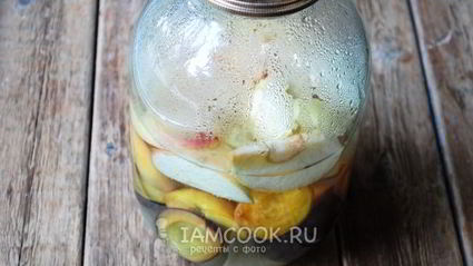 компот с яблоками, сливами и персиками на зиму
