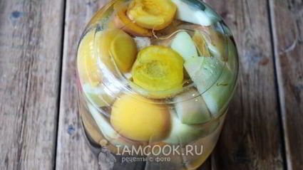 компот с яблоками, сливами и персиками на зиму