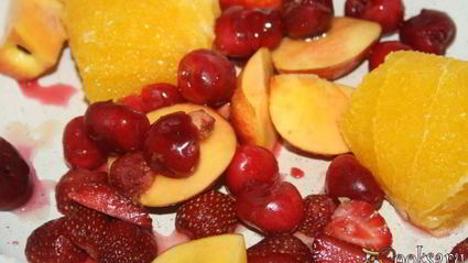 нектариновый компот с черешней, клубникой и апельсином