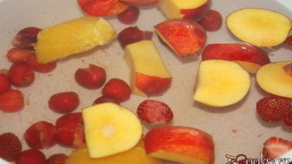 нектариновый компот с черешней, клубникой и апельсином