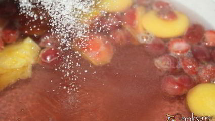 нектариновый компот с черешней, клубникой и апельсином