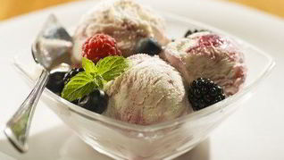 Ванильное мороженое с теплым ягодным компотом