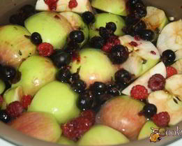 яблочный компот с виноградными листочками