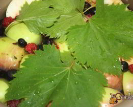 яблочный компот с виноградными листочками