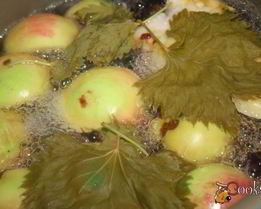 яблочный компот с виноградными листочками