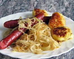 Квашеная капуста с колбасками и мускатным орехом