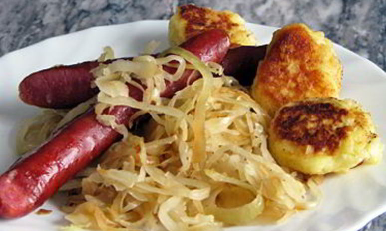 Рецепт квашеной капусты с колбасками и мускатным орехом