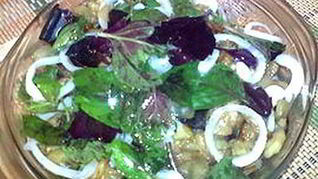 Баклажаны, маринованные с базиликом, луком и чесноком