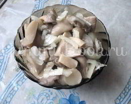 Грибы маринованные