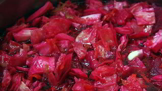 Капуста маринованная со свеклой