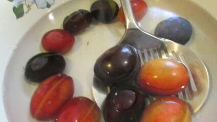 краснокочанная капуста, маринованная со сливами