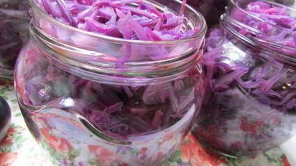 краснокочанная капуста, маринованная со сливами