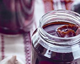 Маринованные сливы с чесноком