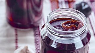 Маринованные сливы с чесноком