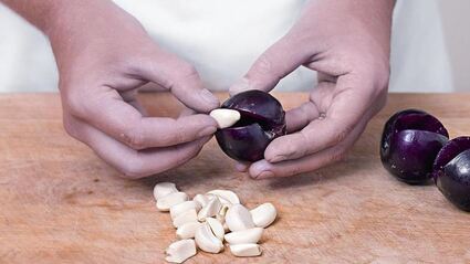 маринованные сливы с чесноком