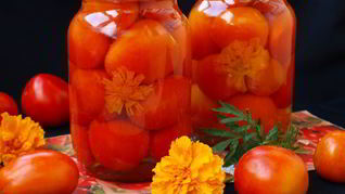 Помидоры маринованные с бархатцами