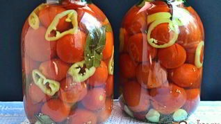 Помидоры маринованные со сладким перцем и зернами горчицы