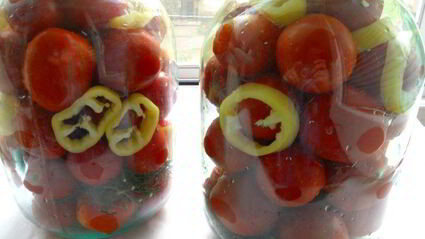 помидоры маринованные со сладким перцем и зернами горчицы