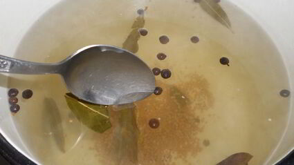 помидоры маринованные со сладким перцем и зернами горчицы