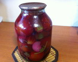 Помидоры маринованные со свеклой и огурцами