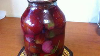 Помидоры маринованные со свеклой и огурцами