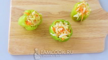 перец, фаршированный капустой и морковью на зиму