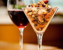 Пряные орехи с чесноком и имбирем