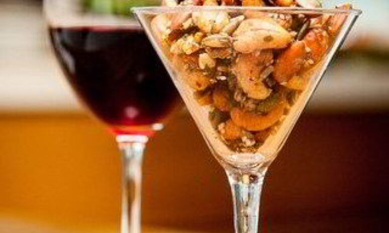 Рецепт пряных орехов с чесноком и имбирем