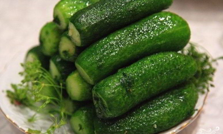 Рецепт малосольных огурчиков с чесноком