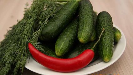 малосольные огурцы на минеральной воде