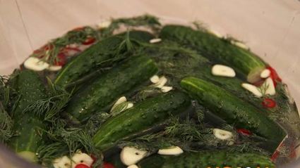 малосольные огурцы на минеральной воде