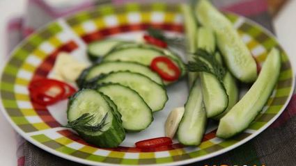 малосольные огурцы на минеральной воде