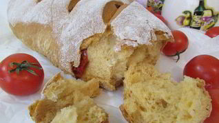 Томатный батон с вялеными помидорами