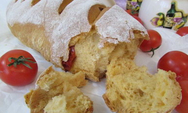 Рецепт томатного батона с вялеными помидорами